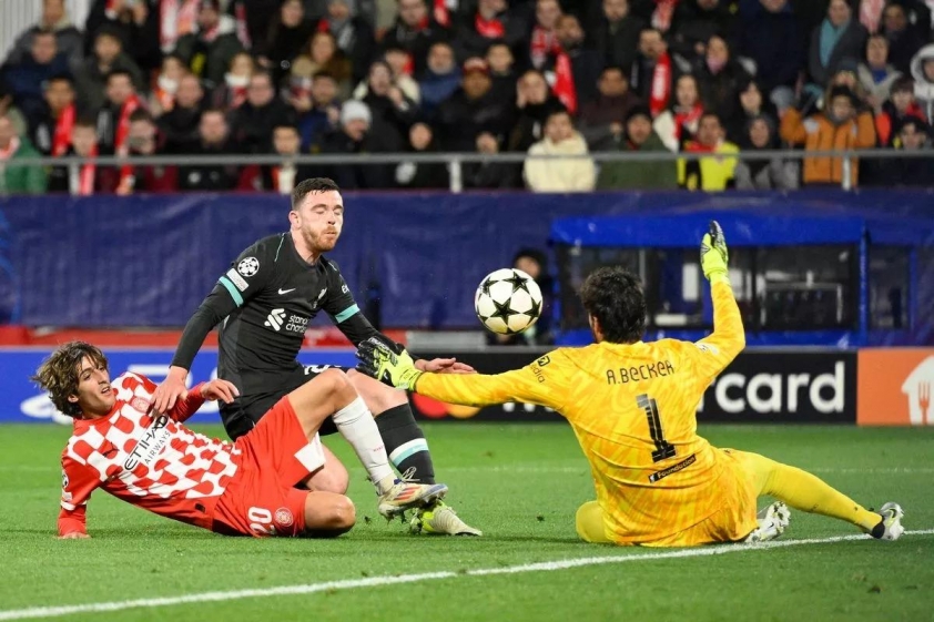 Thủ thành Alisson đã phải làm việc vất vả để giúp Liverpool giữ sạch lưới.