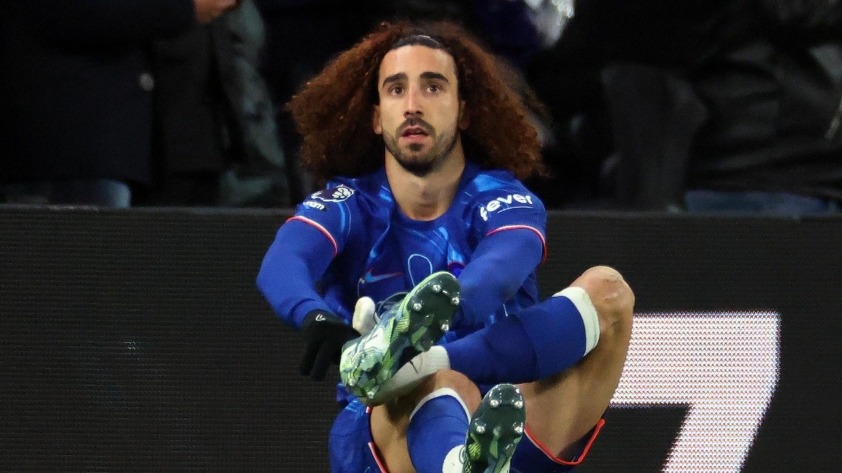 Cucurella gặp vấn đề về giày thi đấu trong trận gặp Tottenham 